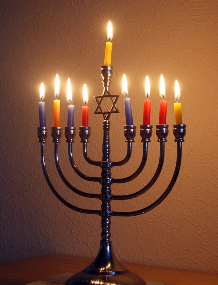 Main Difference - Christmas vs Hanukkah