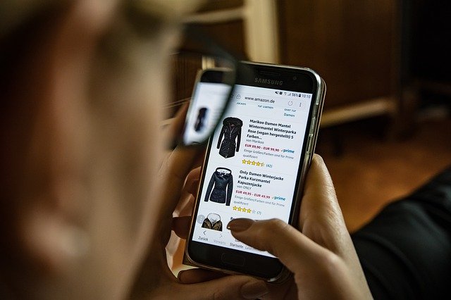 Main Difference - Online Shopping vs Traditional Shopping