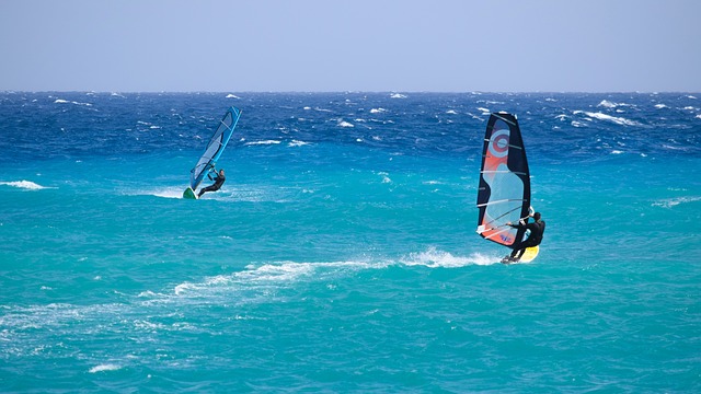 Compare Kitesurfing and Windsurfing - What's the difference?