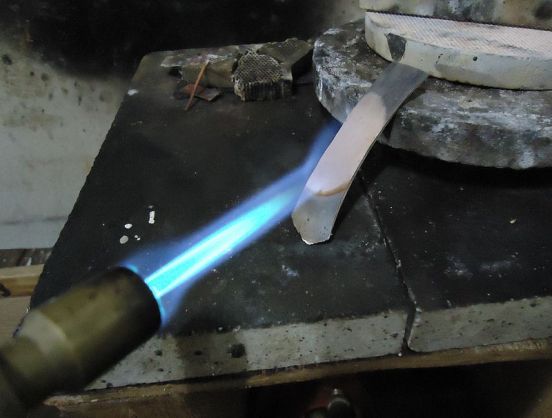 Main Difference - Annealing Hardening vs Tempering 
