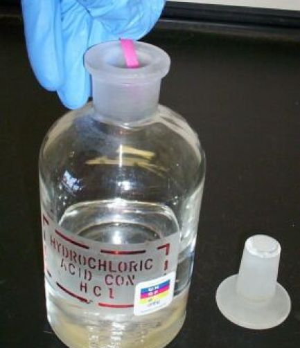 Main Difference - Hydrogen Chloride vs Hydrochloric Acid